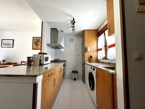 Kühlschrank, Mikrowelle, Ofen, Geschirrspüler