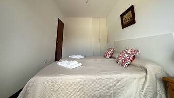 3 makuuhuonetta, silitysrauta/-lauta, vuodevaatteet