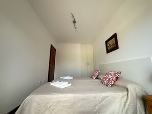 3 bedrooms, iron/ironing board, bed sheets