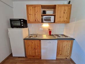 Kjøleskap, mikrobølgeovn og oppvaskmaskin