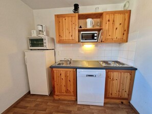 Jääkaappi, mikroaaltouuni, uuni, astianpesukone