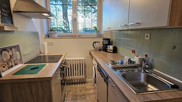 Fridge, microwave, stovetop, dishwasher