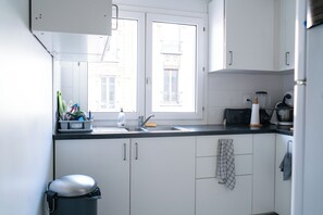Réfrigérateur, micro-ondes, four, cafetière/bouilloire
