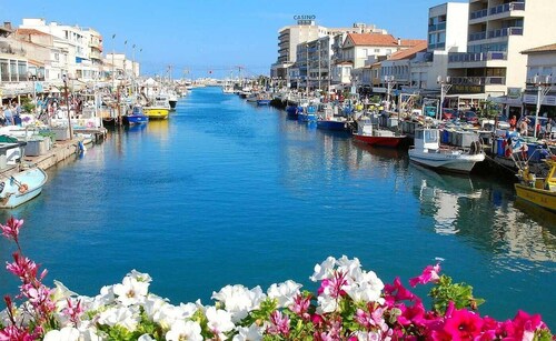 Bright seafront apartment