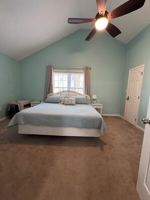 3 bedrooms, desk, iron/ironing board, free WiFi
