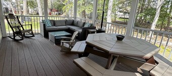 Charming 3-bedroom house with Screened deck, Community Bay/Pool Access and more!