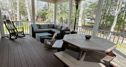 Charming 3-bedroom house with Screened deck, Community Bay/Pool Access and more!