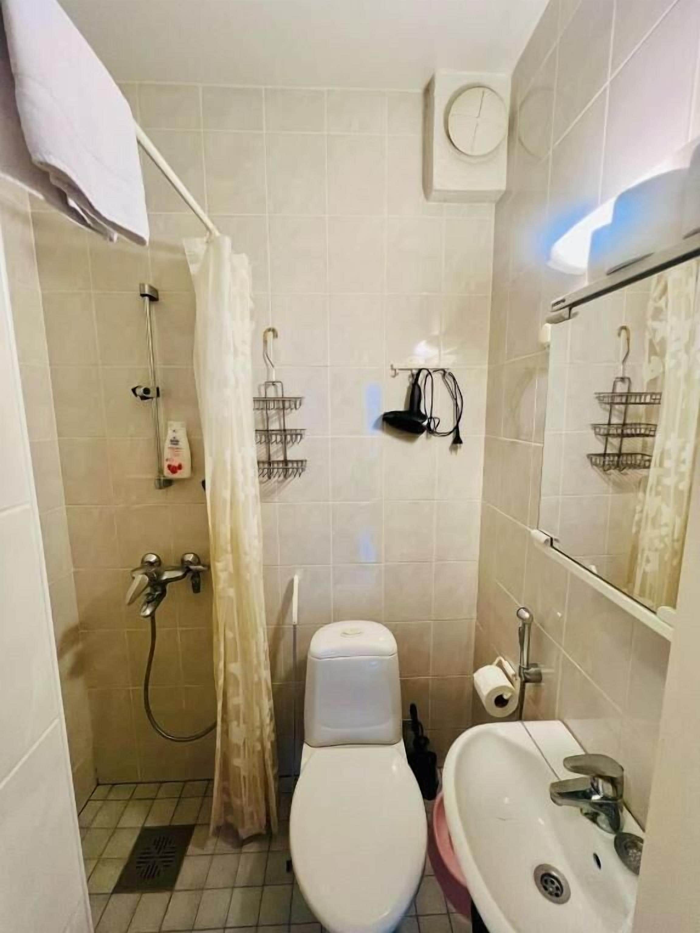 Apartamento estándar, vistas al patio | Baño | Zapatillas
