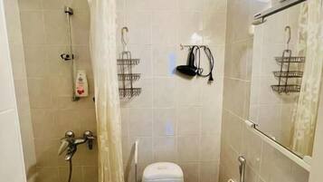 Apartamento estándar, vistas al patio | Baño | Zapatillas