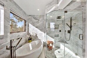 Shower, hair dryer, towels - Lx121 Pristine Tahoe Experience (Zephyr Cove)