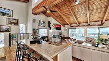 Una Smart TV, una chimenea, una mesa de tenis de mesa, una oficina