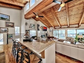 TV connectée, cheminée, table de tennis de table, espaces bureaux