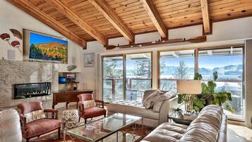 Älytelevisio, takka, pöytätennispöytä, työhuone