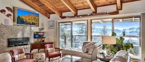 Een smart-tv, een open haard, een tafeltennistafel en een kantoor