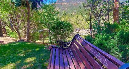 Spacious 5-bedroom cabin in cool Cascade-Chipita Park with WiFi