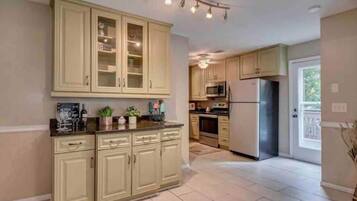 冷蔵庫、電子レンジ、オーブン、コンロ