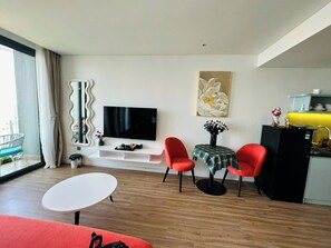 Deluxe Apartment, Housekeeping, Beach View | Living area