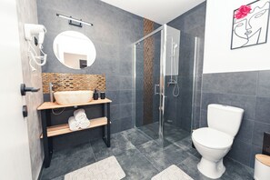 Shower, hair dryer, towels, soap - 6-bedroom bed & breakfast in charming Brașov with WiFi (Brașov)