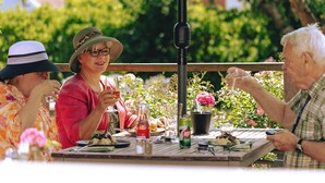 Una mesa de comedor con comida, bebidas y un micrófono.