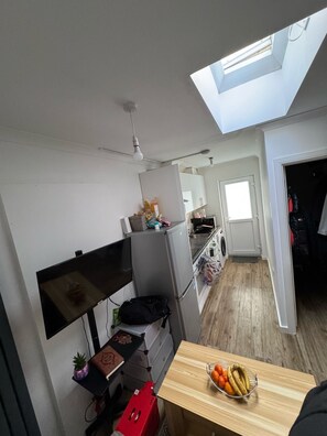 Kylskåp, mikrovågsugn, ugn och spishäll