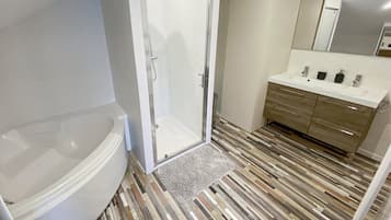 Dusche, Haartrockner, Handtücher, Toilettenpapier