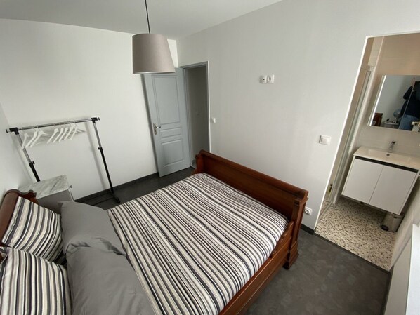 Iron/ironing board, WiFi, bed sheets