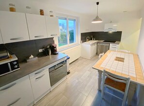 Fridge, microwave, oven, stovetop - Gîte d'Inès (Hauviné)