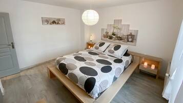 Iron/ironing board, WiFi, bed sheets