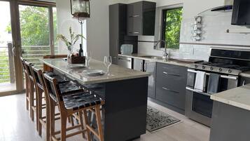 Coffee/tea maker, fridge, microwave, oven