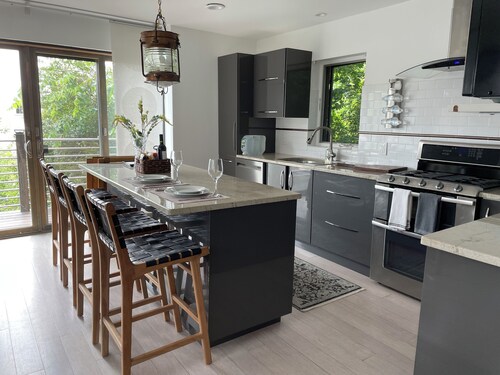 Charming 1-bedroom apartment  in Greenwich with Water View & Balcony.