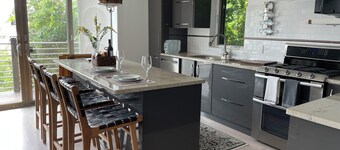 Charming 1-bedroom apartment  in Greenwich with Water View & Balcony.