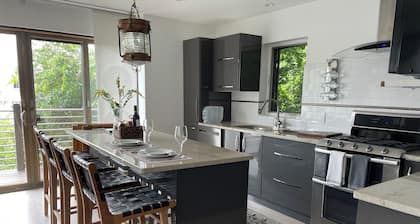 Charming 1-bedroom apartment in Greenwich with Water View & Balcony.