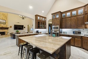 Kylskåp, mikrovågsugn, ugn och spishäll