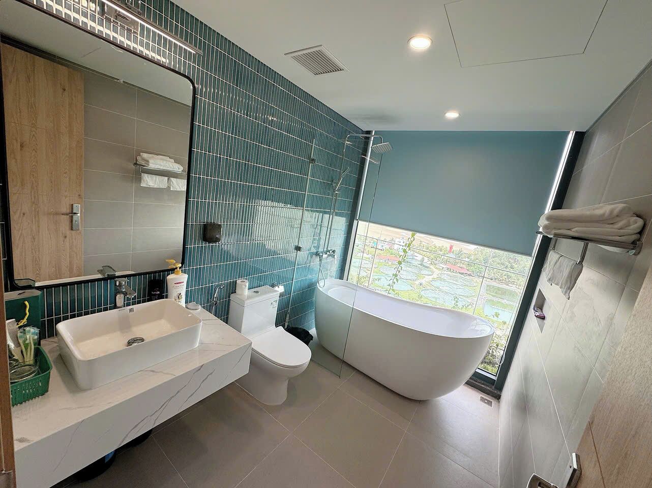 Un baño moderno con una bañera grande, un lavamanos y un inodoro.