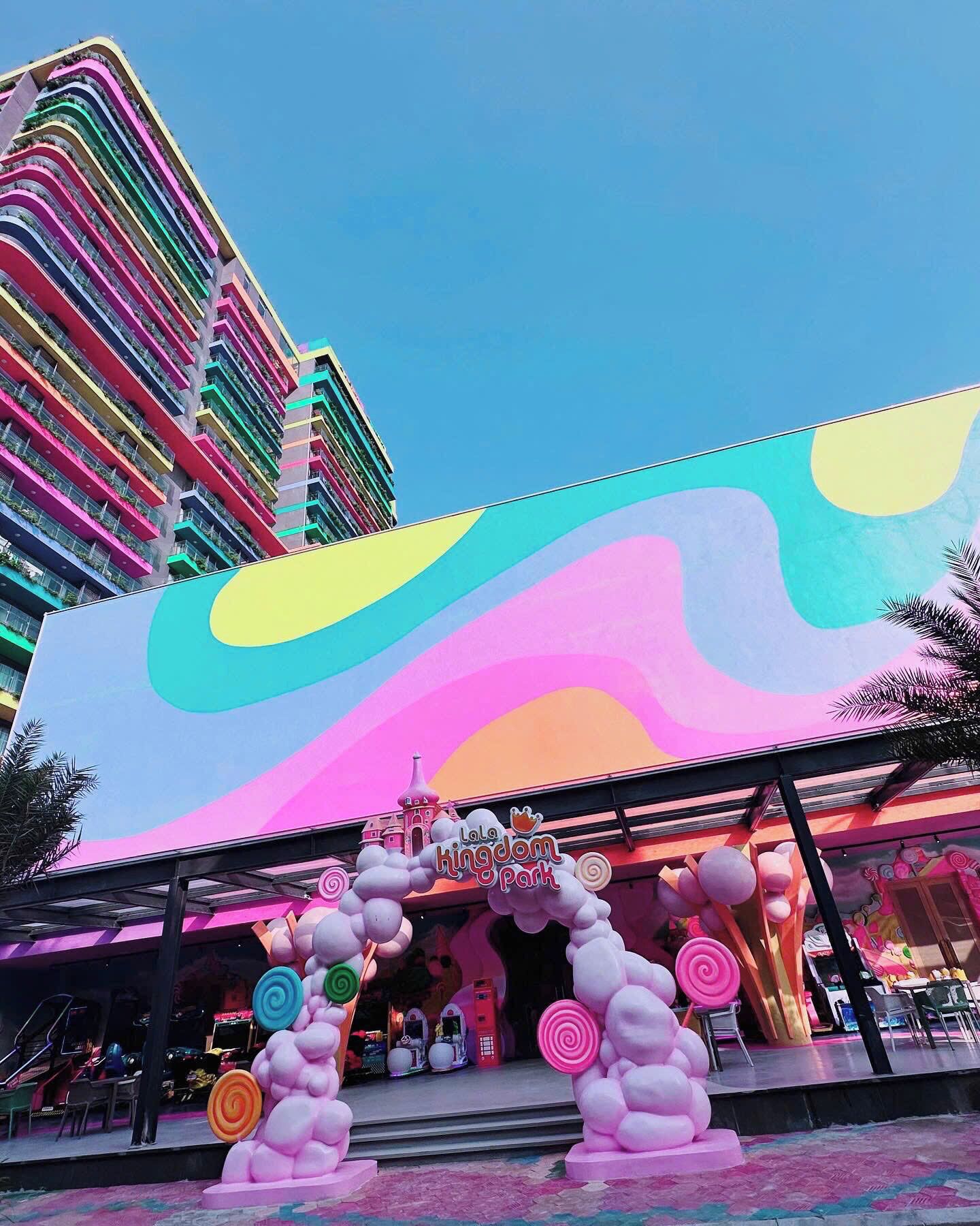 Un edificio colorato con una facciata vivace e un cartello che recita 'Lala Kingdom Park'.