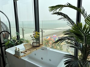 ห้องซูพีเรียสำหรับสี่ท่าน, วิวทะเล | ห้องน้ำ | อ่างอาบน้ำและฝักบัวแยกจากกัน, ไดร์เป่าผม, รองเท้าสวมภายในห้อง