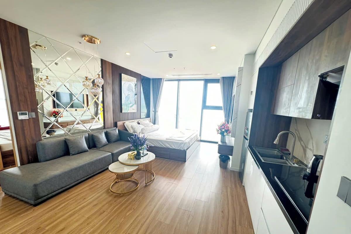 Habitación cuádruple superior, vista al mar | Caja de seguridad en la habitación y espacio para trabajar con laptop