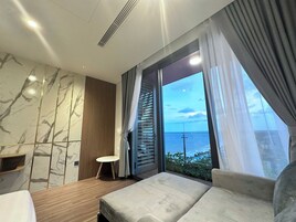 Caja de seguridad en la habitación y espacio para trabajar con laptop 