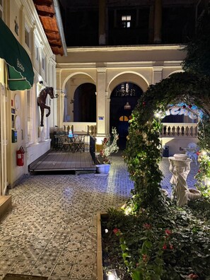 Courtyard view - Oasis Inn Budapest (Budapest)