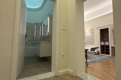 Premium Suite, Courtyard View