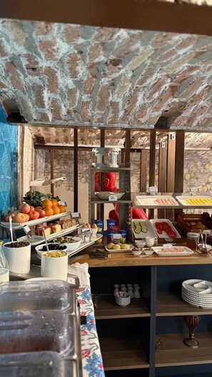 Un bufé de desayuno con diversos alimentos y acompañamientos.