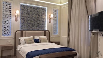 Quarto casal conforto, vista para o pátio | Roupas de cama premium, cofres nos quartos, cortinas blackout