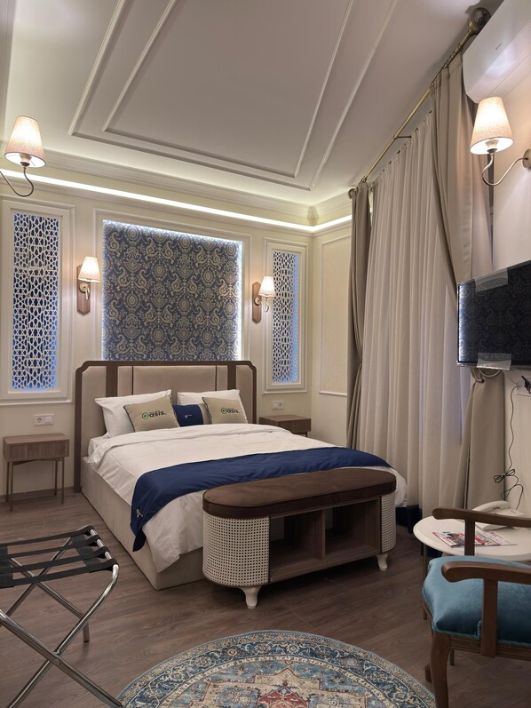 Habitación Confort doble, vistas al patio | Ropa de cama de alta calidad, caja fuerte, cortinas opacas