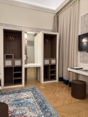 Premium Suite, Courtyard View | Premium bedding, in-room safe, blackout drapes, soundproofing - Oasis Inn Budapest (Budapest)