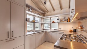 Een koelkast, een microgolfoven, een oven, een kookplaat