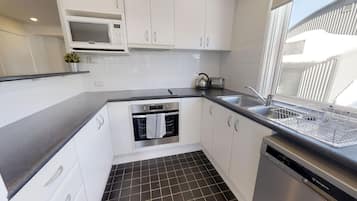 Geladeira, micro-ondas, fogão, cooktop