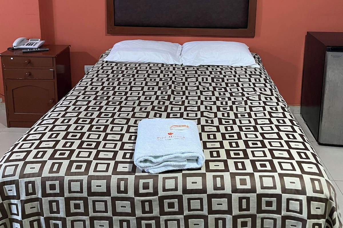 Escritorio, wifi gratis, ropa de cama