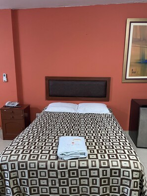 Desk, free WiFi, bed sheets - Hoteles Perú Hosting (Piura)