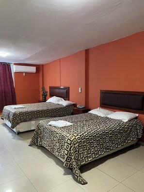 Kahden hengen perushuone | Työpöytä, ilmainen Wi-Fi, vuodevaatteet