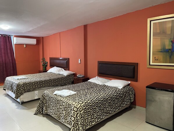 Kamar Double Basic | Meja kerja, Wi-Fi gratis, dan seprai linen
